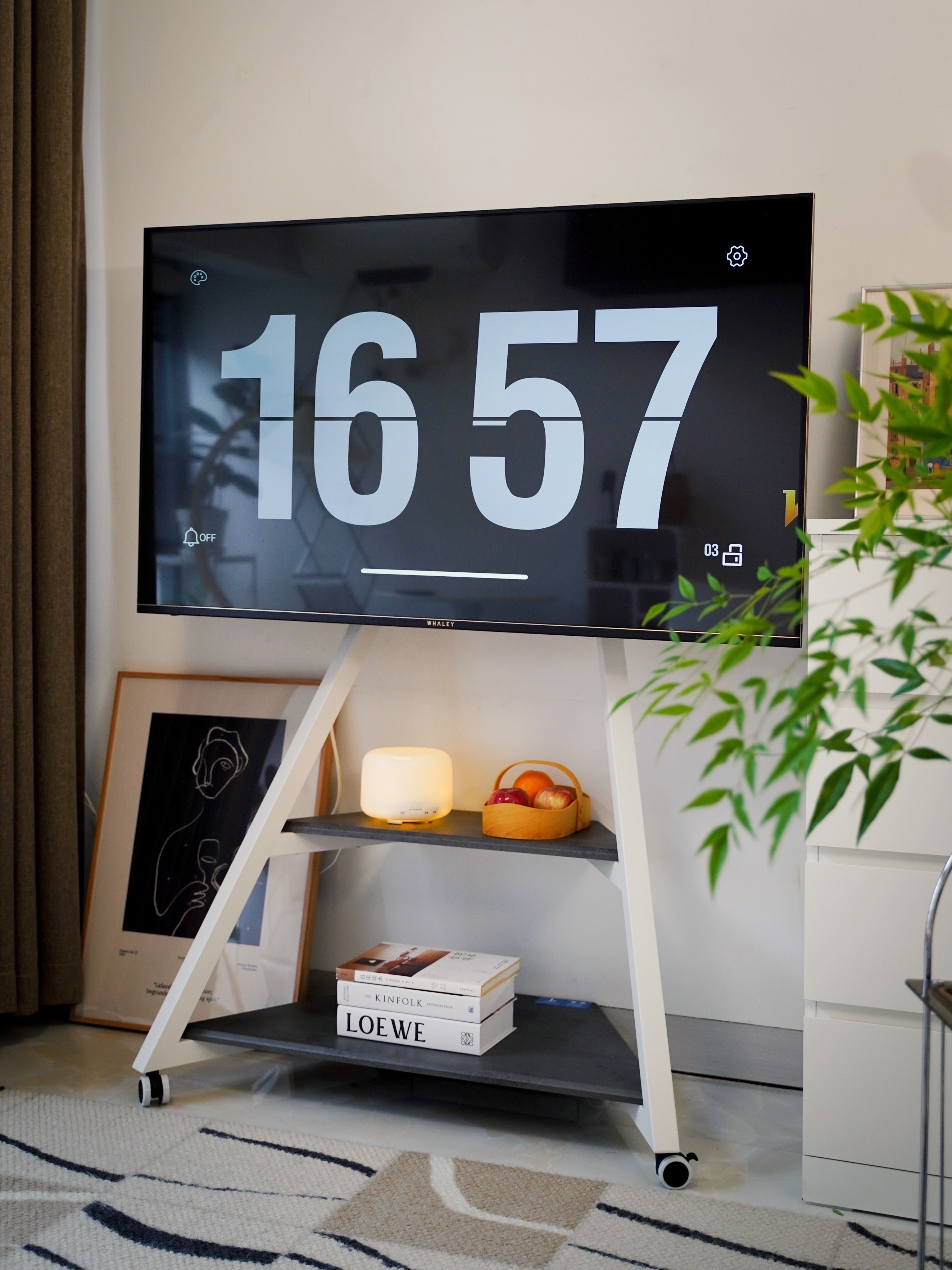 fernseher ständer-weiß-im Kreisverkehr