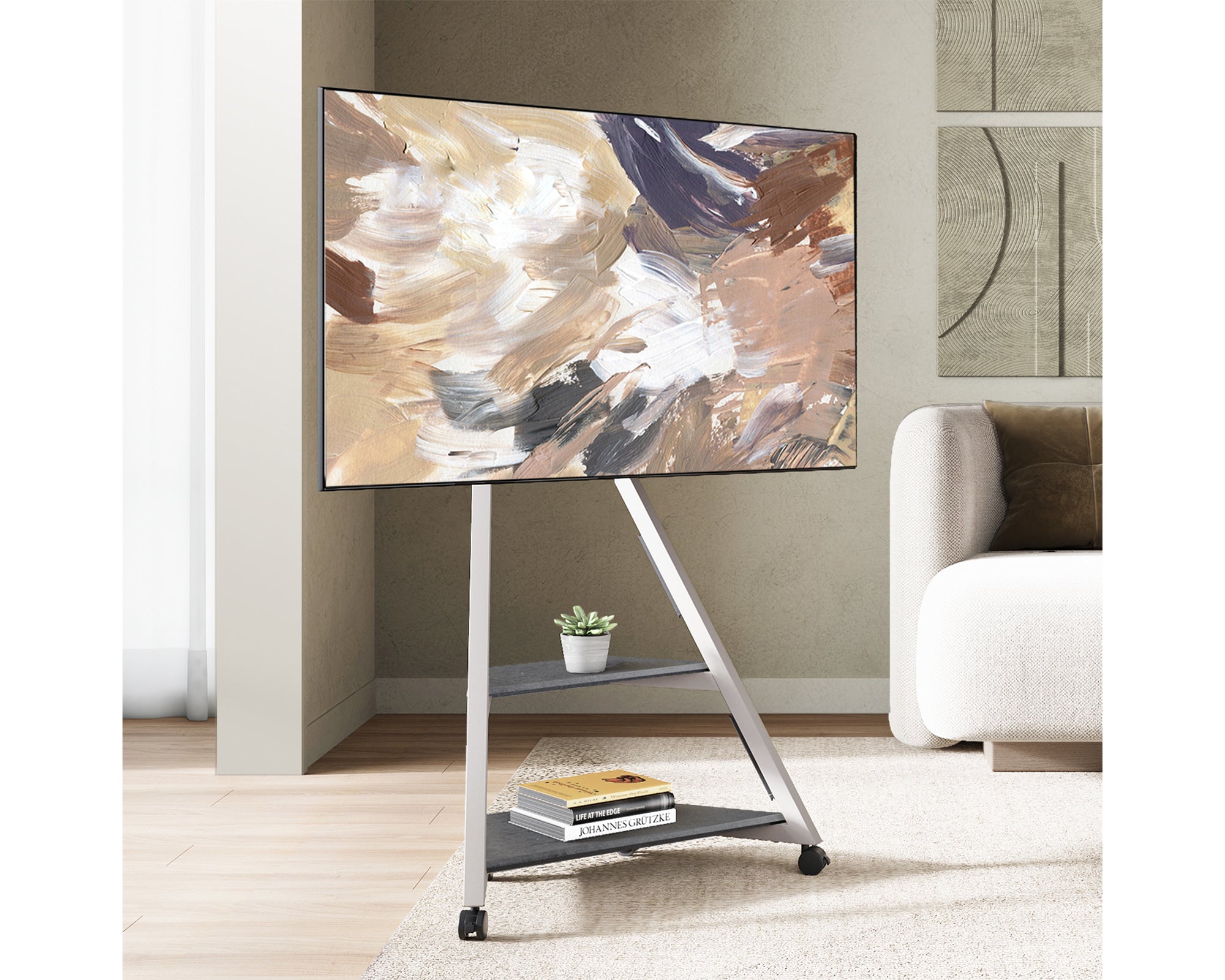 Weißer TV-Ständer auf dem Teppich im Wohnzimmer