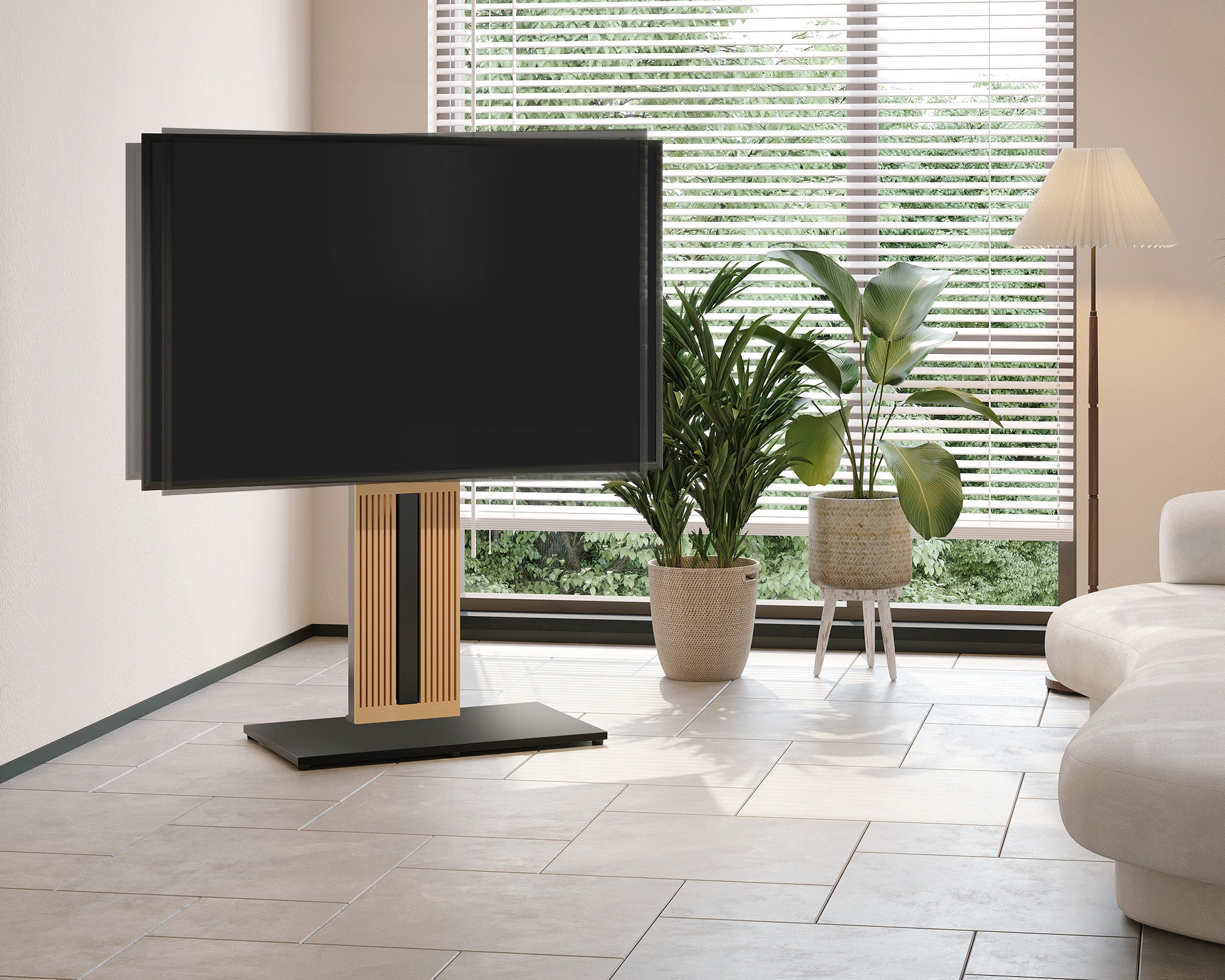 Schwarzer TV-Ständer vor dem bodentiefen Fenster des Wohnzimmers
