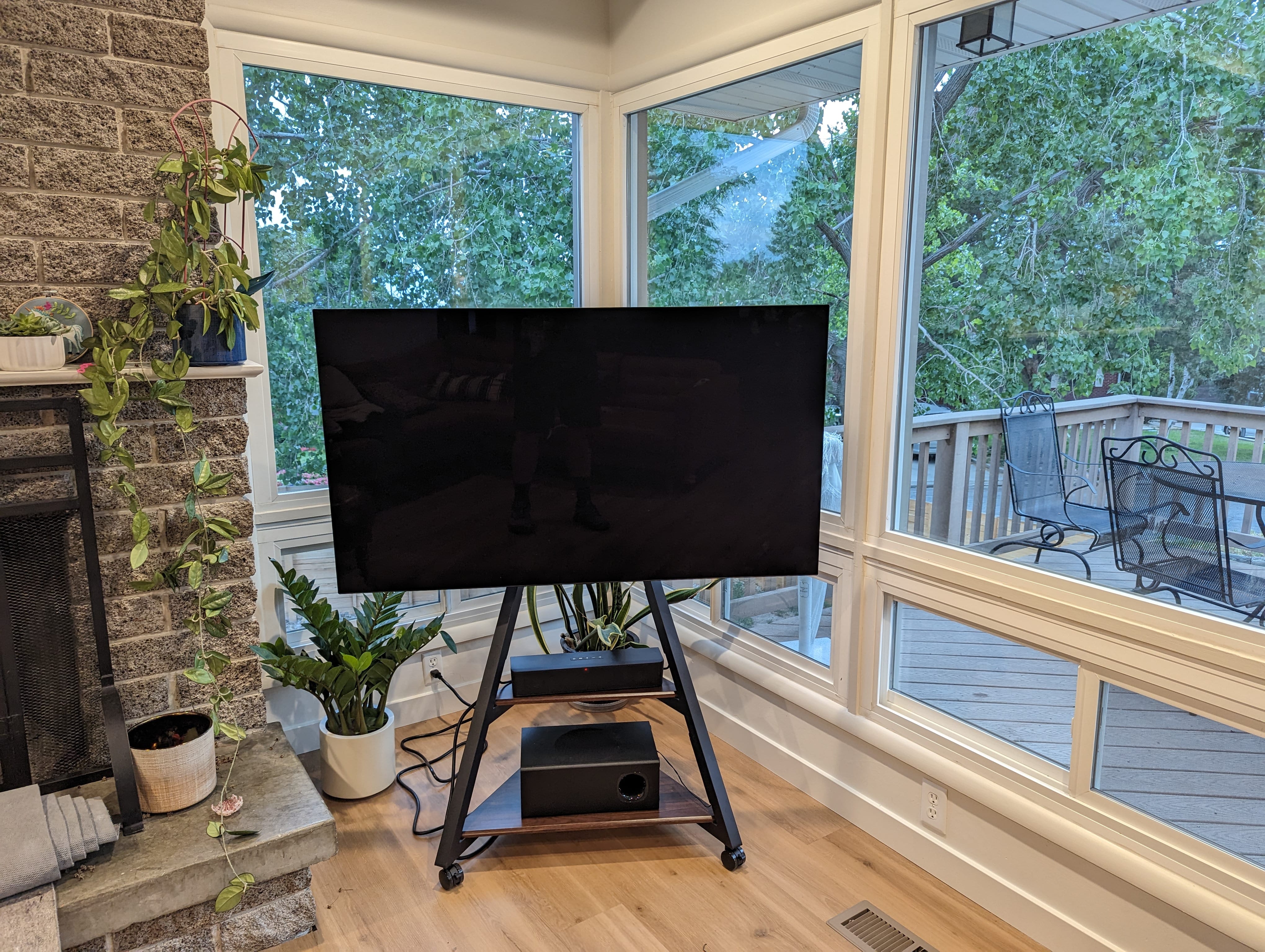 mobile tv standfuß in der Ecke
